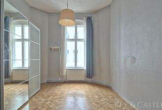 Ruhiges Zimmer mit hellem Ambiente, ideal als Schlafzimmer oder Arbeitsbereich