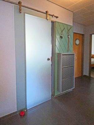 Flur und Schiebetür zur Küche