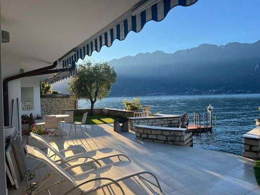 Terrasse mit Zugang zum Wasser.jpg