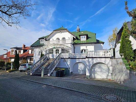 Zwei Garagen und Stellplätze