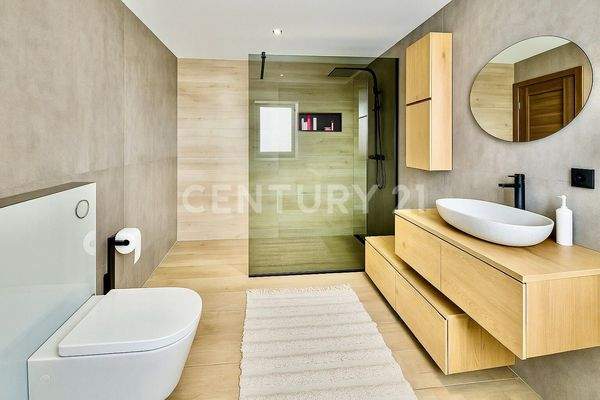 Modernes Badezimmer mit edlen Fliesen, Walk-in-Dusche