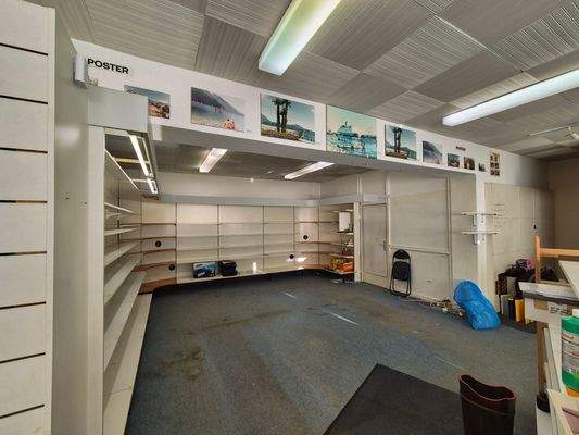 Verkaufsraum mit Vitrinen