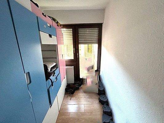 Kinderzimmer mit Zugang zur Terrasse