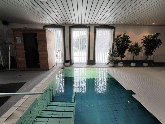 Schwimmbecken mit massiver Treppe