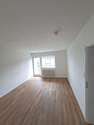 Leerer Raum mit Holzboden