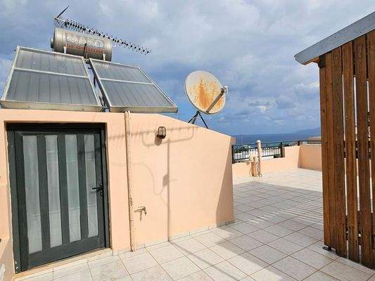 Kreta, Koutouloufari: Haus im Dorfzentrum mit großer Dachterrasse mit herrlichem Blick auf Hersonissos und das Meer zu verkaufen