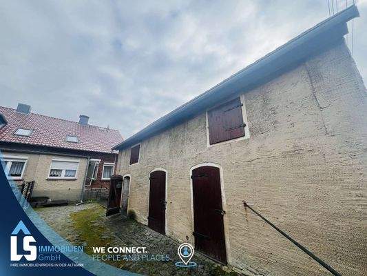 Auffahrt mit Nebengelass