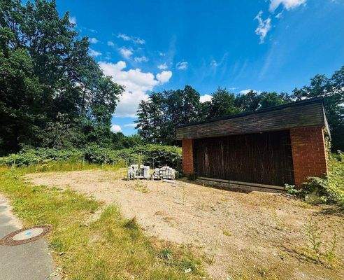 straßenseitig liegende Garage