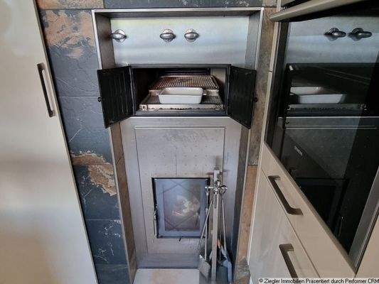 07b EG Einbauküche mit Kachelofen, Detail