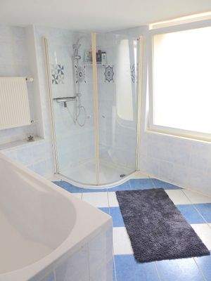 Bad mit Wanne und Dusche EG