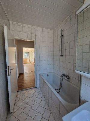 Helles Badezimmer mit Badewanne