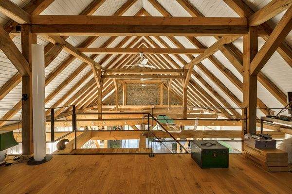 Originale Backsteinwände und historisches Gebälk