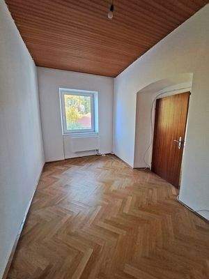 OG: Zimmer neben Ofenzimmer