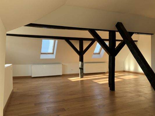 DG, Blick von Küche in den Wohnraum, links Treppe