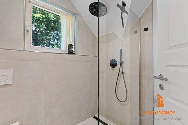 Regendusche mit Glastrennwand