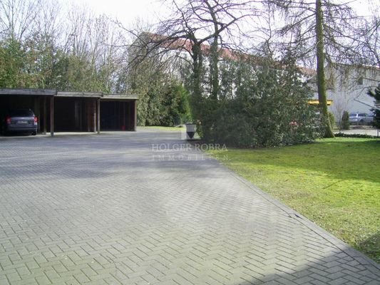 Hof mit Carport