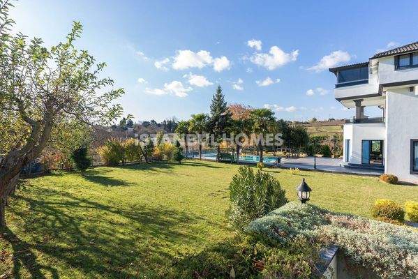 Stunning Homes in İstanbul with Private Pool and Garden