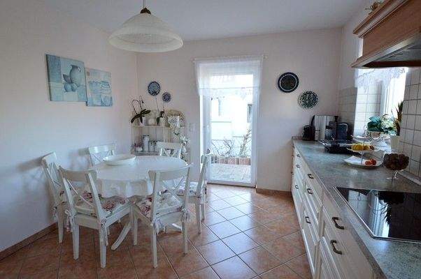 Küche mit Zugang zur Terrasse