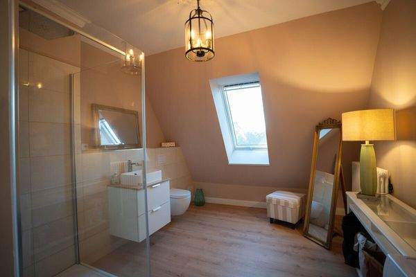 Tageslichtbad mit Dusche (OG)