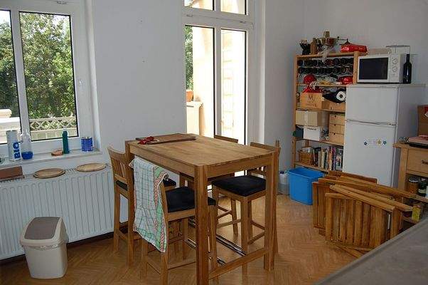 Blick in Wohnküche mit Balkontür