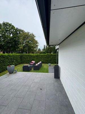 Große Terrasse mit Garten