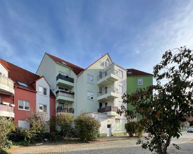 Freundliche 2-Raum-Wohnung mit Balkon und Tiefgarage an der Elbe