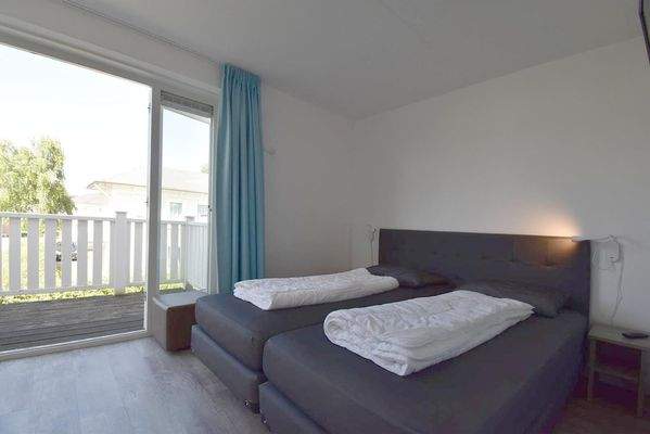 ferienwohnung-schlafzimmer-cape-helius-balcony-zugang-boxspring010