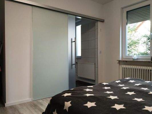 EG_Schlafzimmer mit direktem Zugang zum Bad