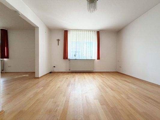 EG: Das Esszimmer bietet herrlich viel Platz für den großen Esstisch