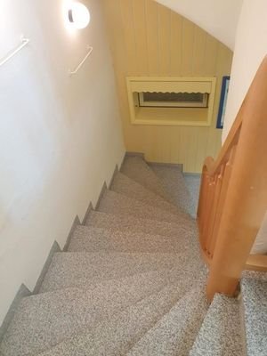 ... zur Treppe hinab, ... 
