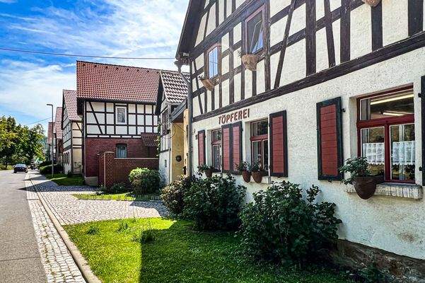 Sanierte Denkmalhöfe säumen die Straße