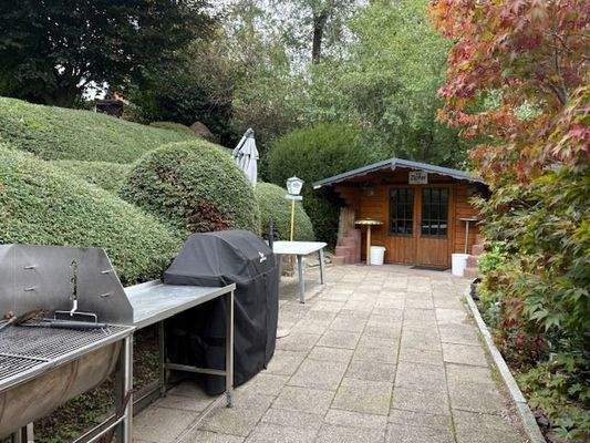 Terrasse und Gartenhütte