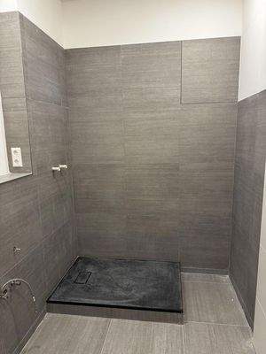 Bad mit Dusche - fast fertig