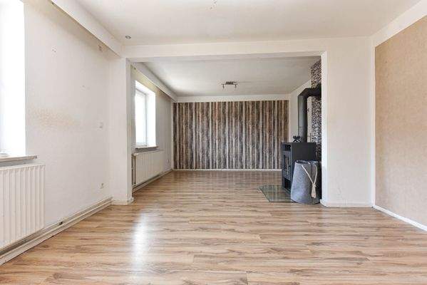 großzügiger Wohn-/Essbereich mit Kaminofen 