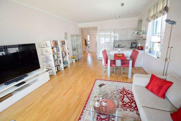 Wohn-/Esszimmer mit Loggiazugang