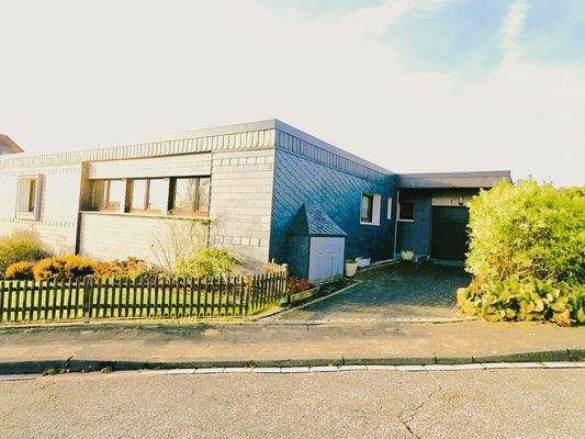 Haus von vorne mit Garage.jpg