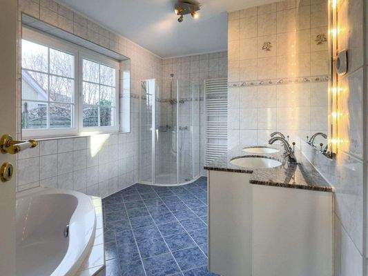 10. Komfortables Badezimmer mit Wanne, Dusche, Dop