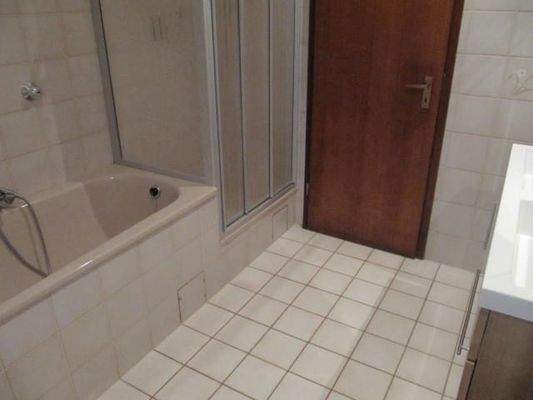 Bad mit Wanne und Dusche