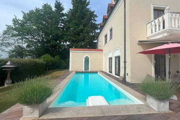 Pool mit Zugang zur Sonnenterasse