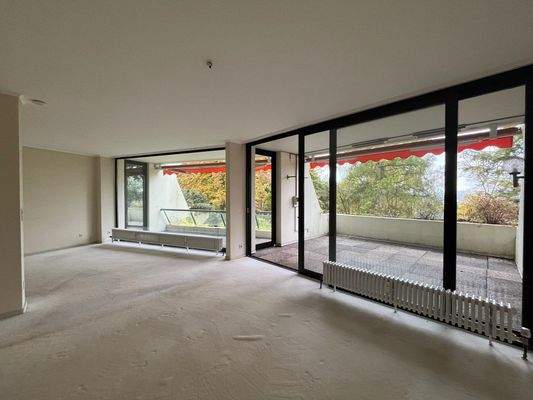 Wohn-/Esszimmer mit großer Fensterfront