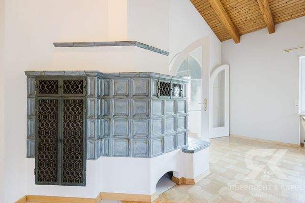 Esszimmer mit Kachelofen