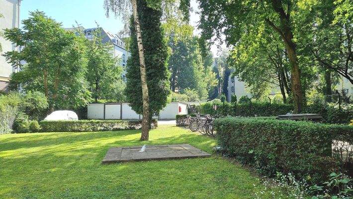 Hofgelände mit Stellplätze und Garagen