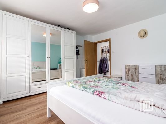 Schlafzimmer-Obergeschoss-02.jpg
