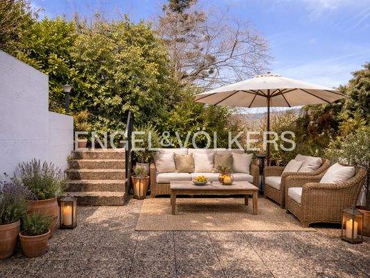 Untere Terrasse (mit Künstlicher Intelligenz optimiert)