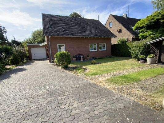 Frontansicht mit Zufahrt