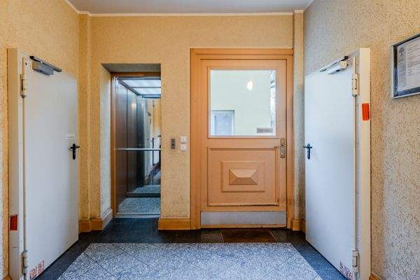 Elevator on the courtyard side