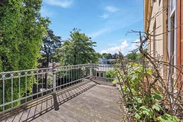 Großzügiger Balkon mit Weitblick