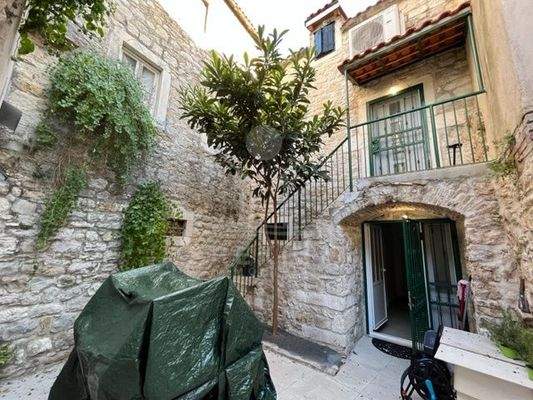 Steinhaus in bester Lage in Kaštela