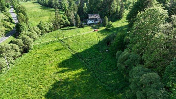 Wohnhaus-Wiesen, Teich, Bach