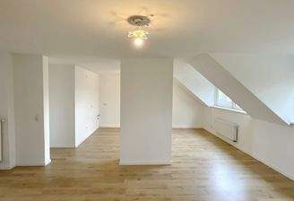 Vorne Wohnbereich, hinten Küchen- u. Essbereich